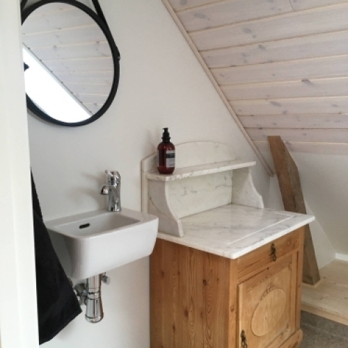 Toilet md håndvask og opbevaring