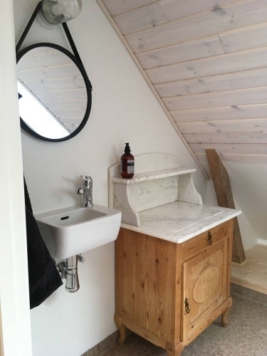 Toilet md håndvask og opbevaring