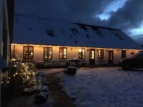 Udenfor på gården i snevejr